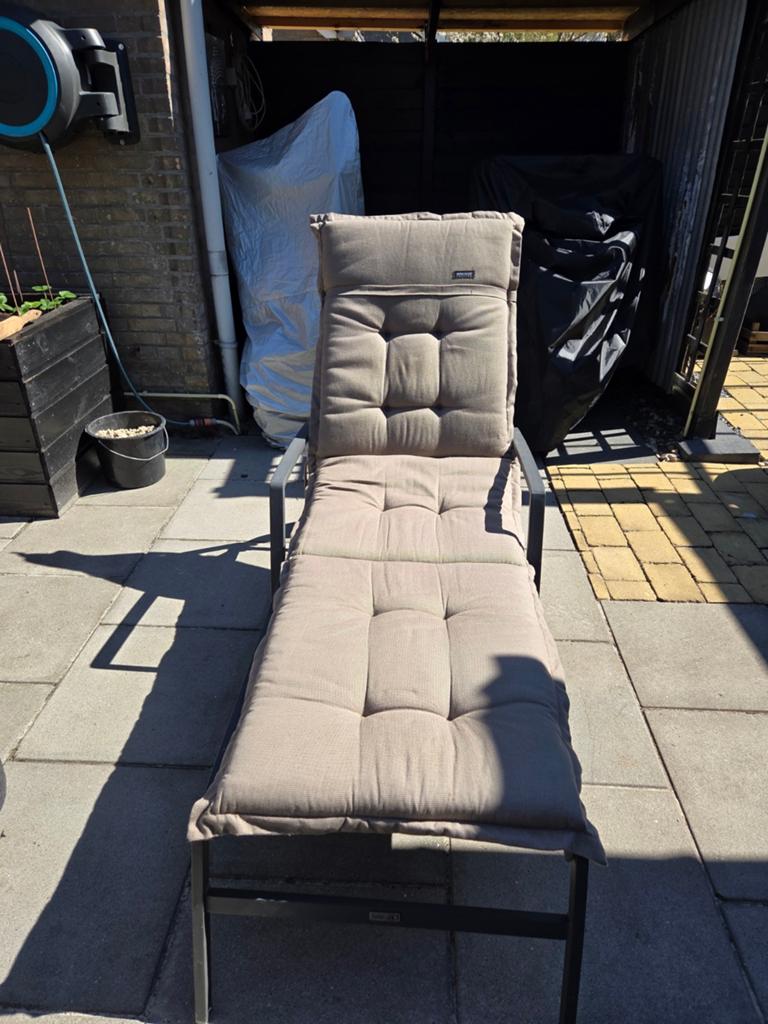 Comfortabele ligstoel met kussen voor buiten, Tuin en Terras, Ligbedden, Ophalen of Verzenden, Gebruikt, Metaal, Verstelbaar