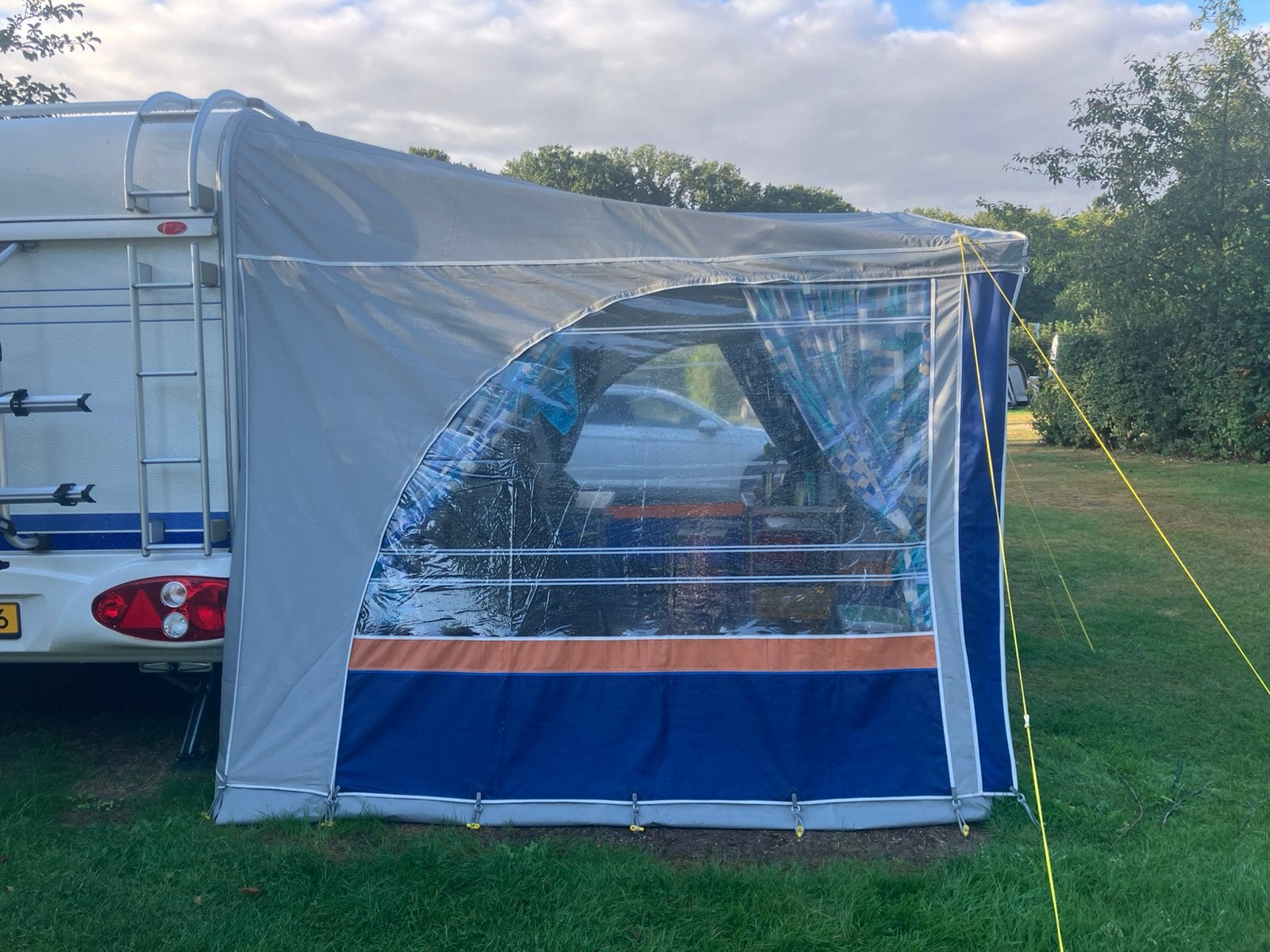 Hobby 400 SF De Luxe Caravan uit 2004 met voortent en mover, Ophalen, Gebruikt