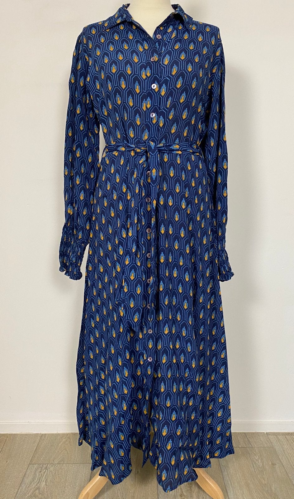 Blauw‑geel maxi‑jurk – BINDI – knoopsluiting & ceintuur - M, Kleding | Dames, Maat 38/40 (M), Zo goed als nieuw, Onder de knie
