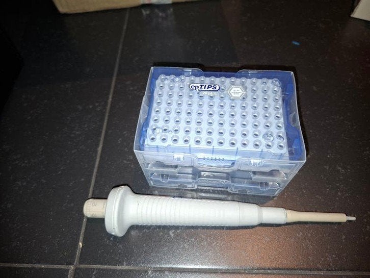 Eppendorf pipet 10 µl met 96 nieuwe pipettips, Ophalen of Verzenden