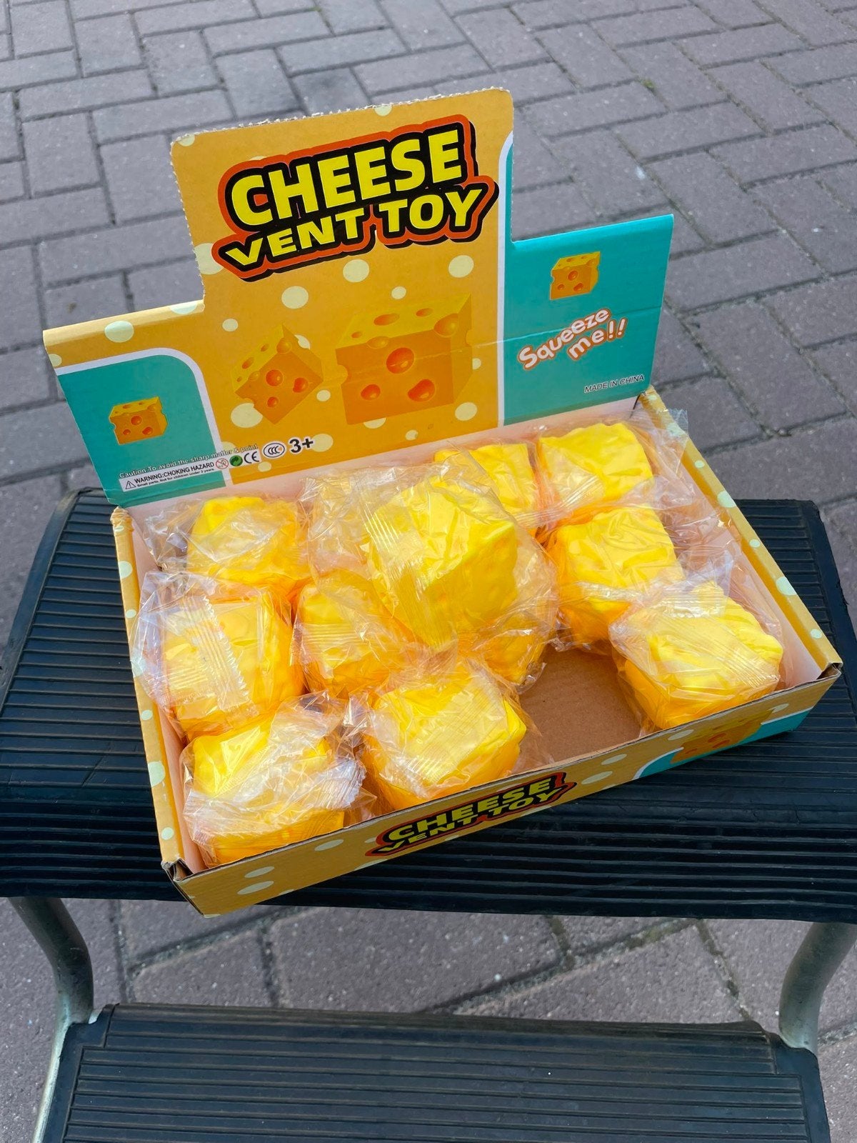 Cheese blok squisy, Ophalen