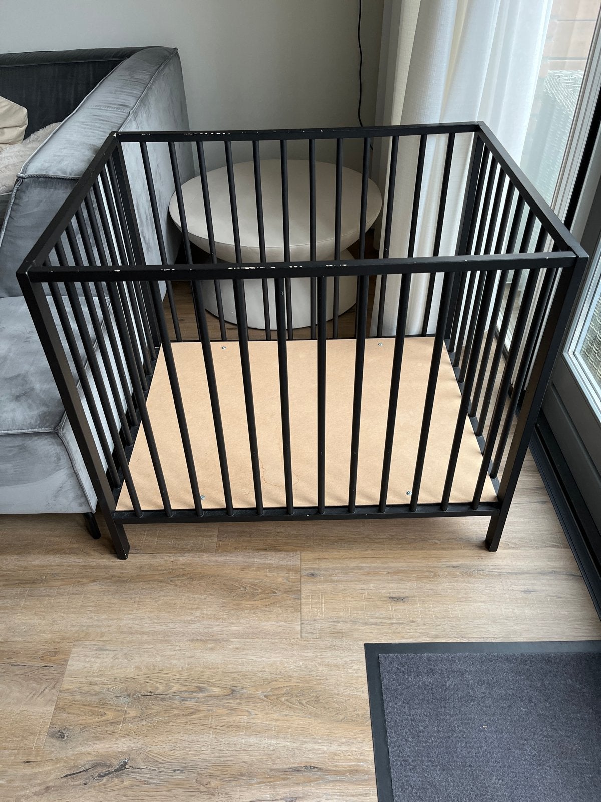 Zwarte babybox - Vierkant en stijlvol, Ophalen, Gebruikt, Vierkant, In hoogte verstelbaar