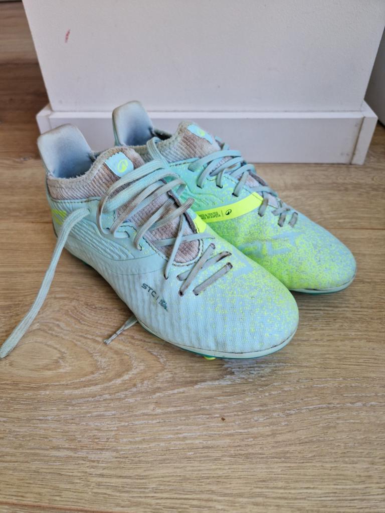 Kipsta Voetbalschoenen Maat 34 - Half Seizoen Gebruikt, Ophalen of Verzenden