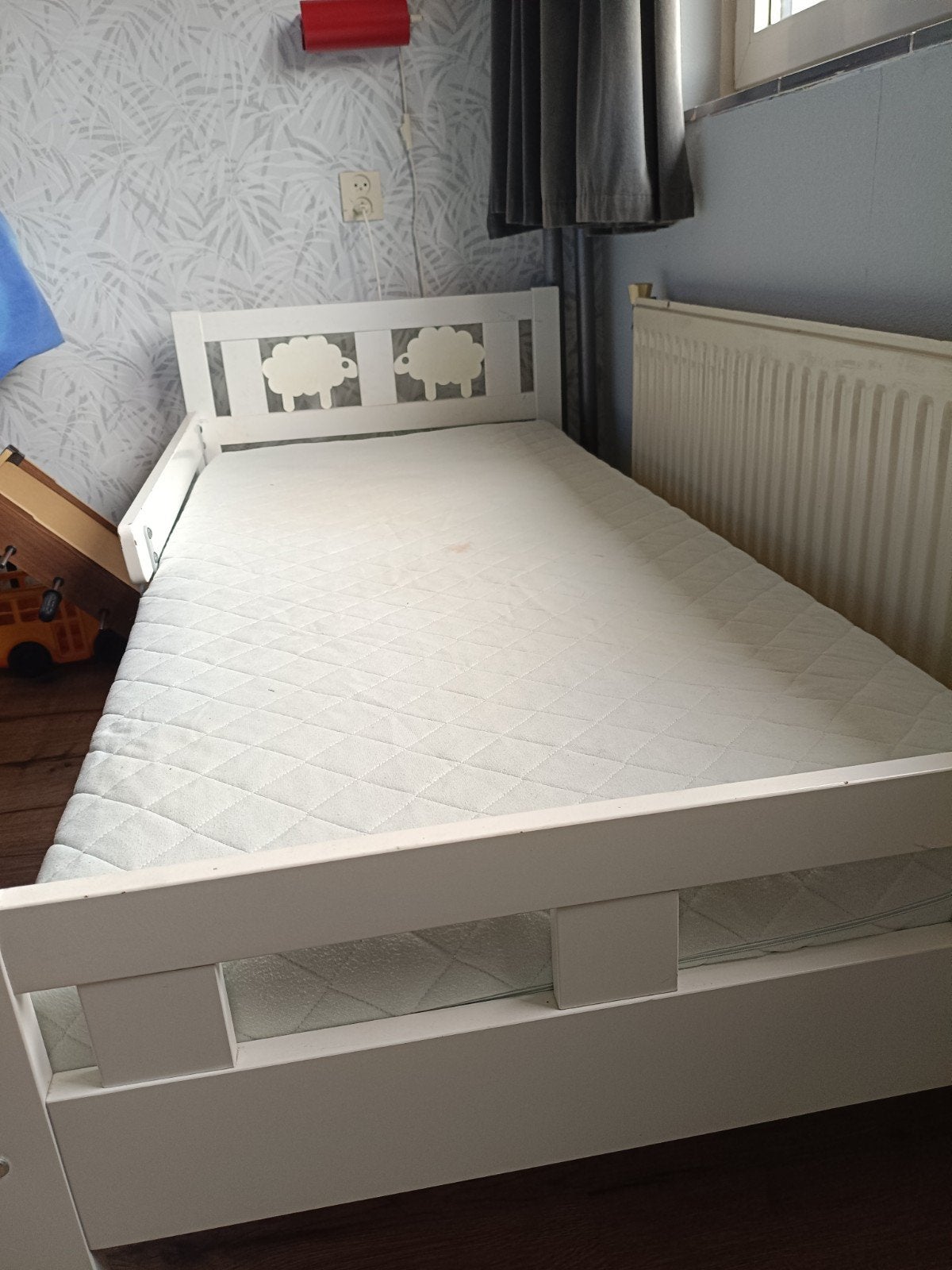 Kleuterbed met uitvalbeveiliging en matras (160x70 cm), Ophalen, Gebruikt, 70 tot 85 cm, Matras