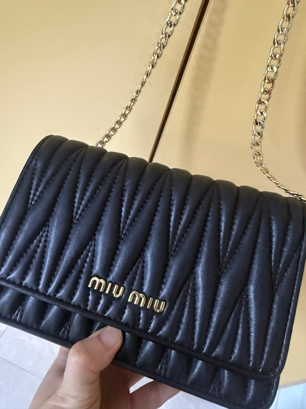Miu Miu Zwart Gewatteerd Schoudertasje met Ketting, Sieraden, Tassen en Uiterlijk, Ophalen of Verzenden, Zo goed als nieuw, Zwart