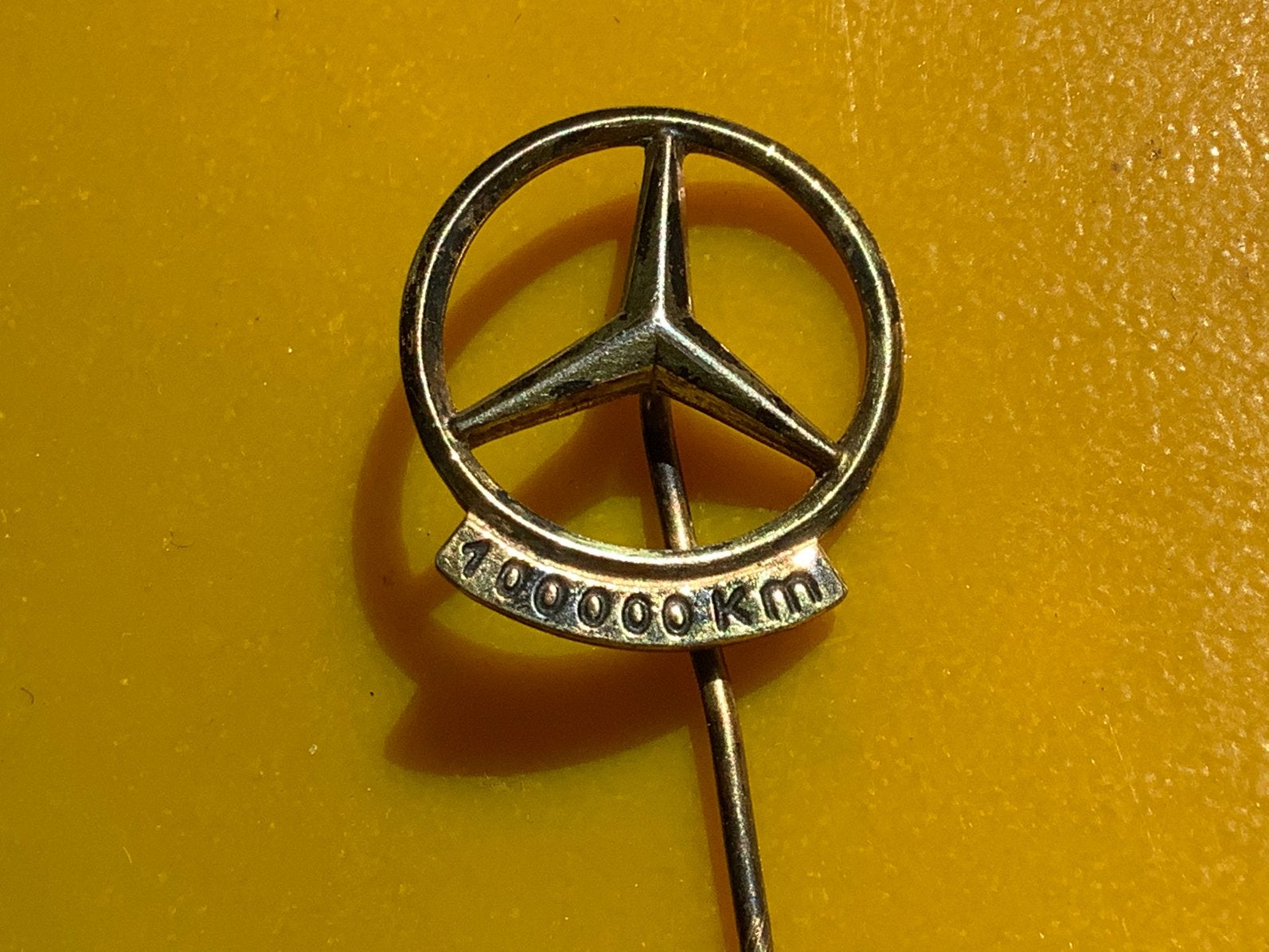 Verguld zilveren speldje Mercedes auto automerk 100.000 km, Verzamelen, Ophalen of Verzenden, Gebruikt, Transport, Speldje of Pin