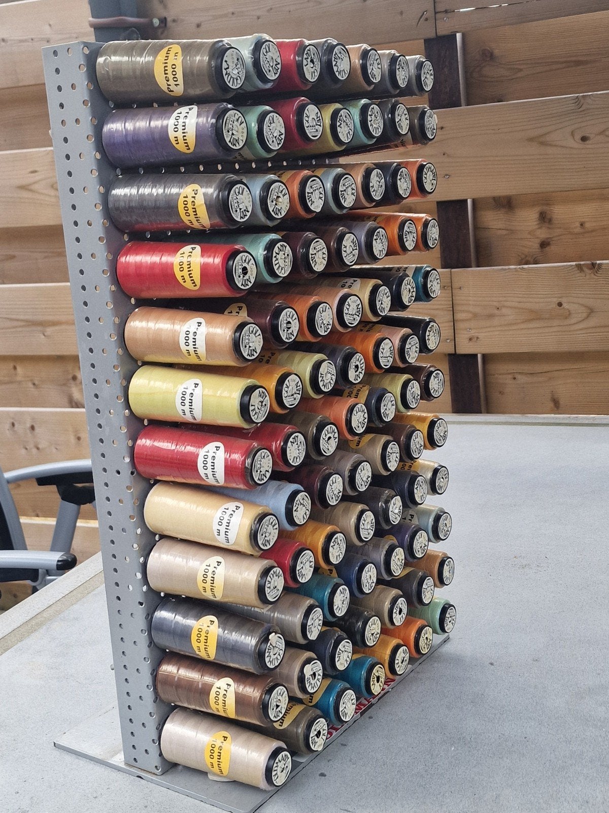 84 klossen Goldmann naaigaren op display - Diverse kleuren, Ophalen of Verzenden, Zo goed als nieuw, Garen of Naald(en)