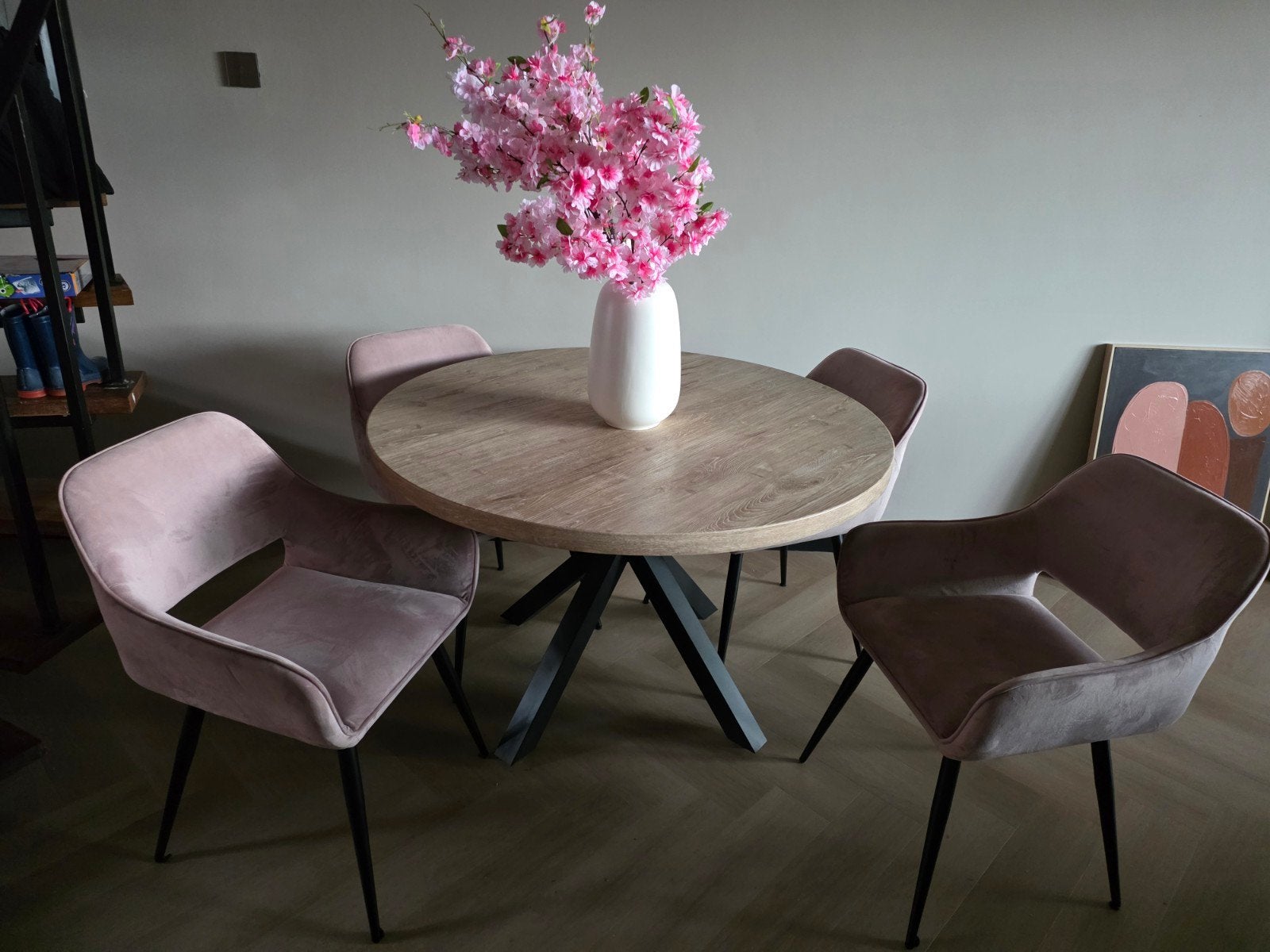 Elegante eettafel met 4 roze fluwelen stoelen, Overige kleuren, Hout, Modern, Elegant, Scandinavisch, Ophalen of Verzenden