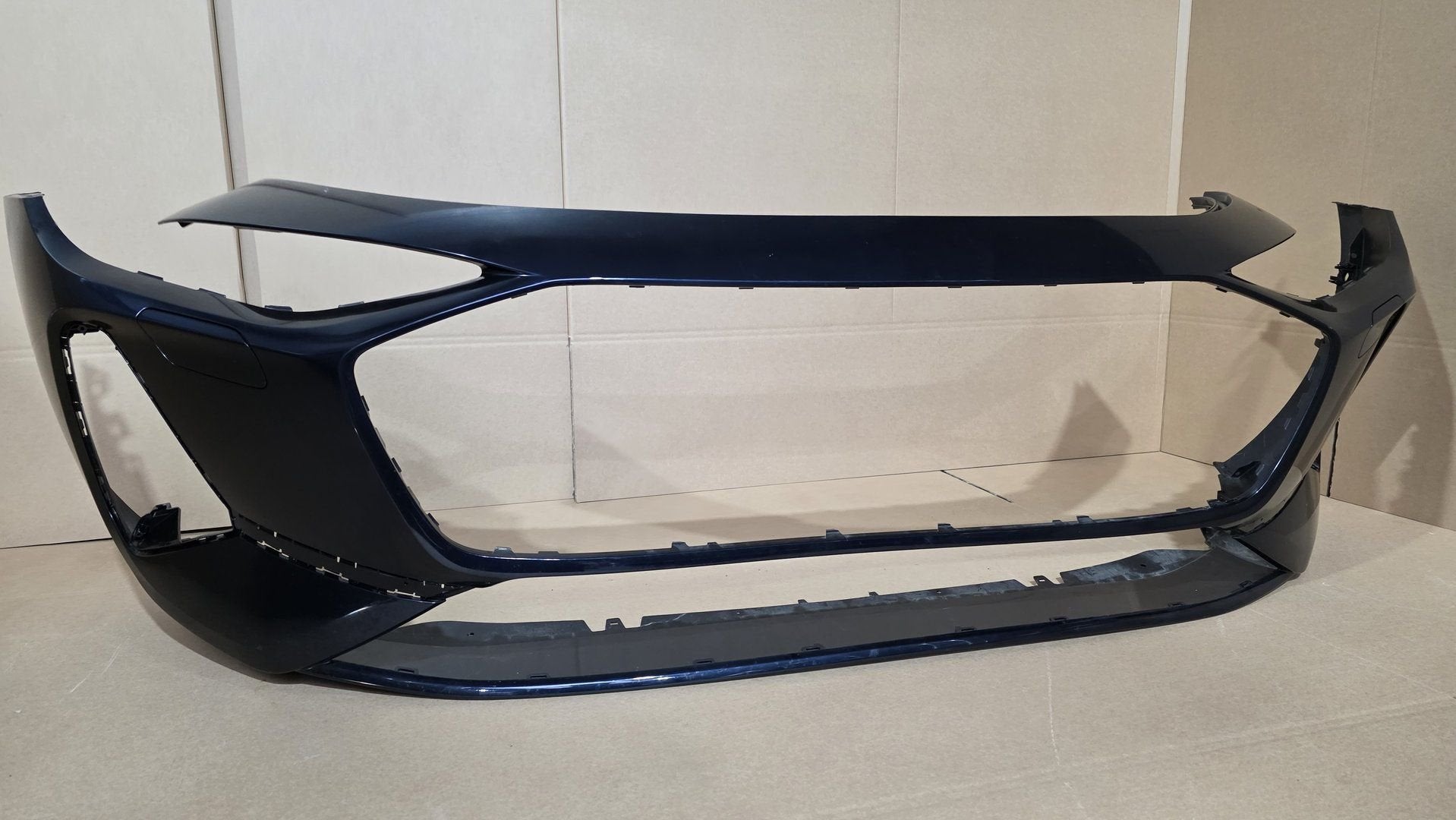Voorbumper Audi A5 B10 Basis 8B3807437B BUMPER 2025-, Gebruikt, -, Voor, Bumper
