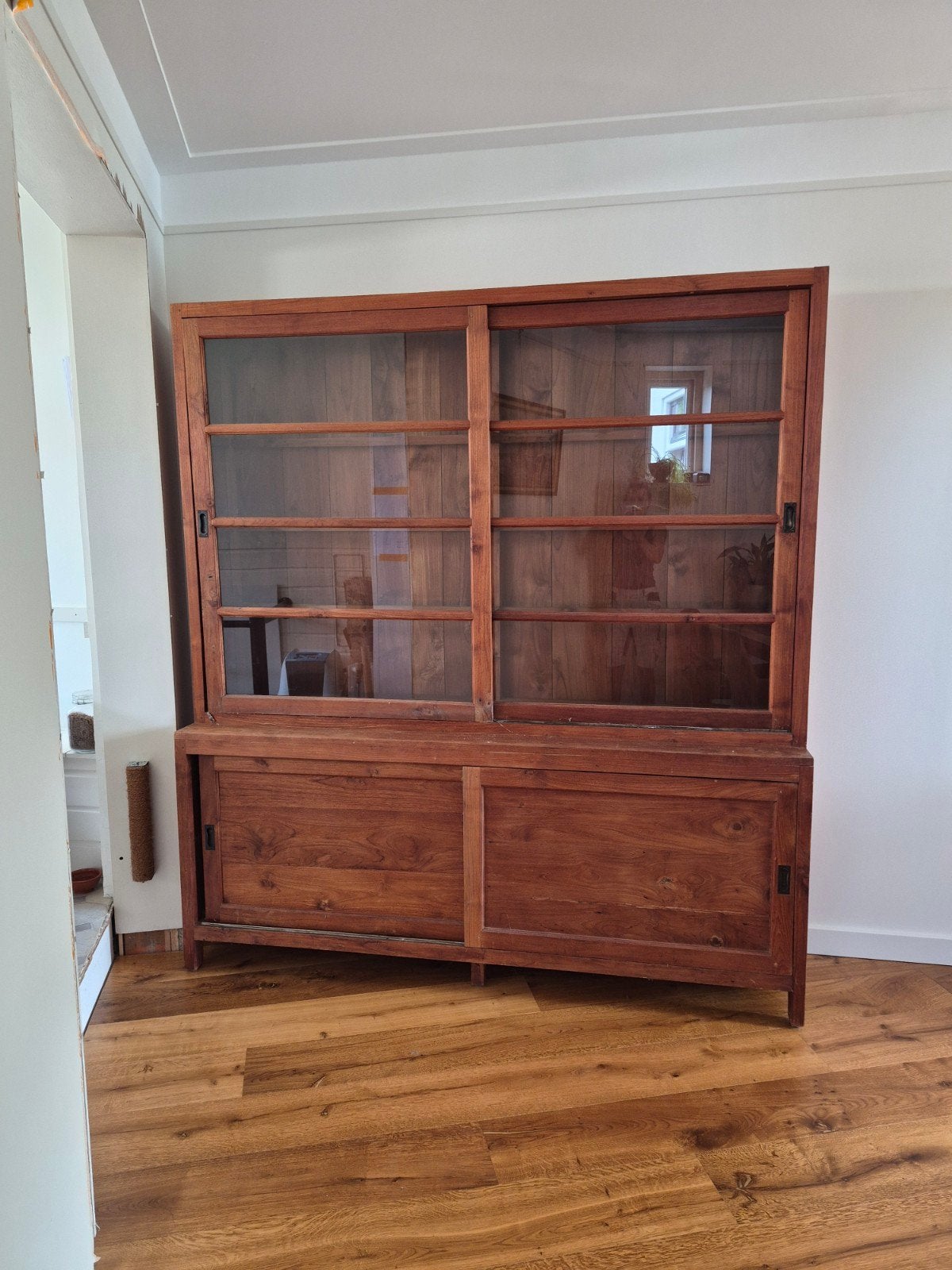Vintage houten vitrinekast met schuifdeuren, Antiek en Kunst, Antiek | Meubels | Kasten, Ophalen