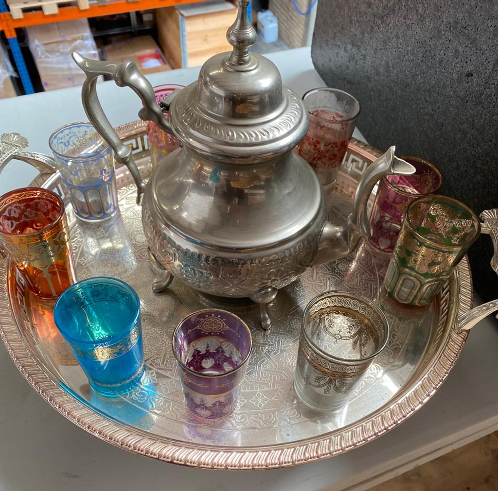 Marokkaanse theepot met dienblad en theeglazen, Ophalen