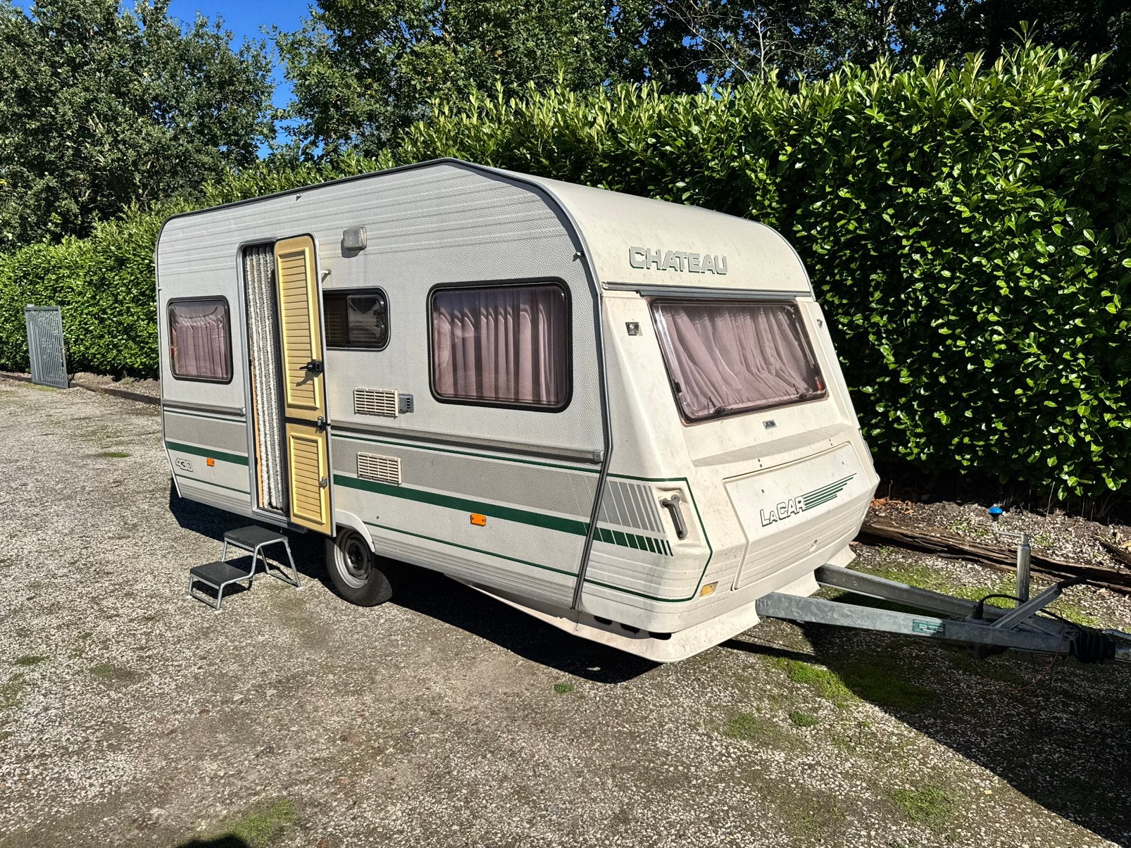 Chateau La Car 430 - Top staat + Fietsendrager! Lichtgewicht, Caravans en Kamperen, Bedrijf, 750 - 1000 kg, Tot en met 4, Omvormbare zithoek