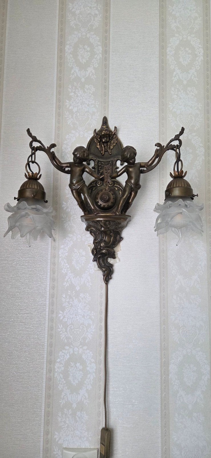 Bronzen wandlamp met cherubijnen en glazen kappen, Huis en Inrichting, Ophalen