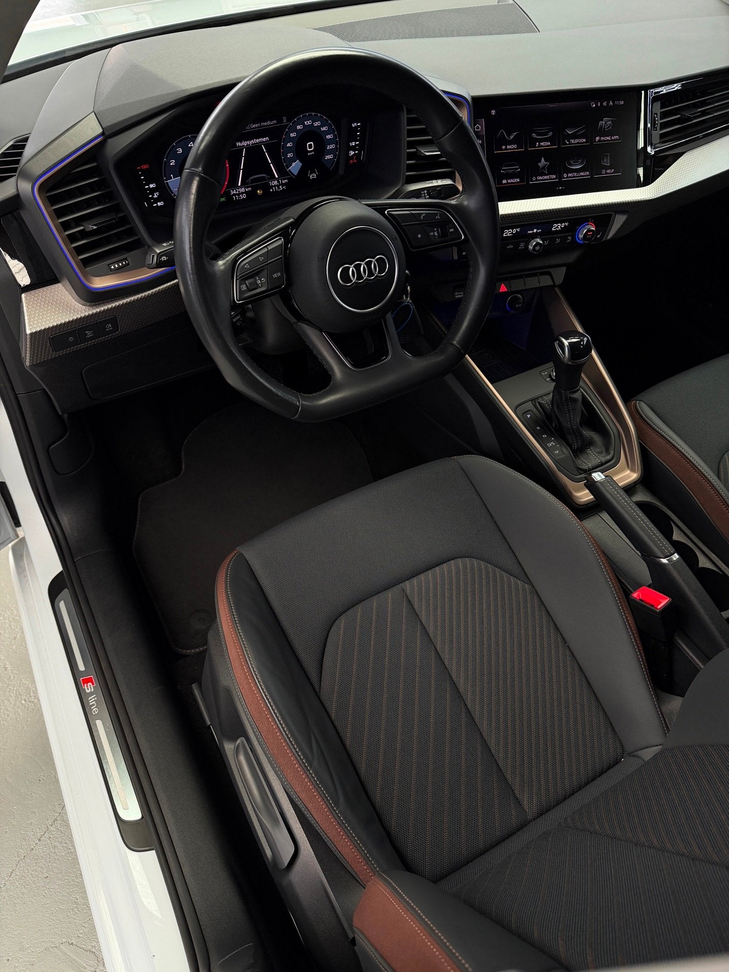 Audi A1 Sportback 40 TFSI 3x S-Line CarPlay 207pk, Auto's, Audi, Zwart, 4 cilinders, Leder en Stof, Wit