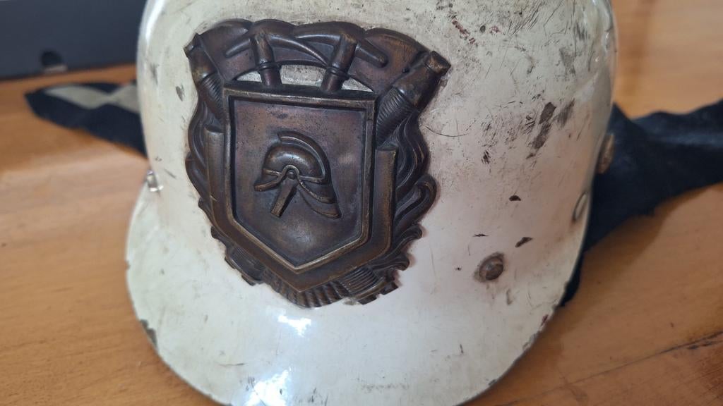 Antieke brandweerhelm met embleem, Ophalen of Verzenden, Landmacht