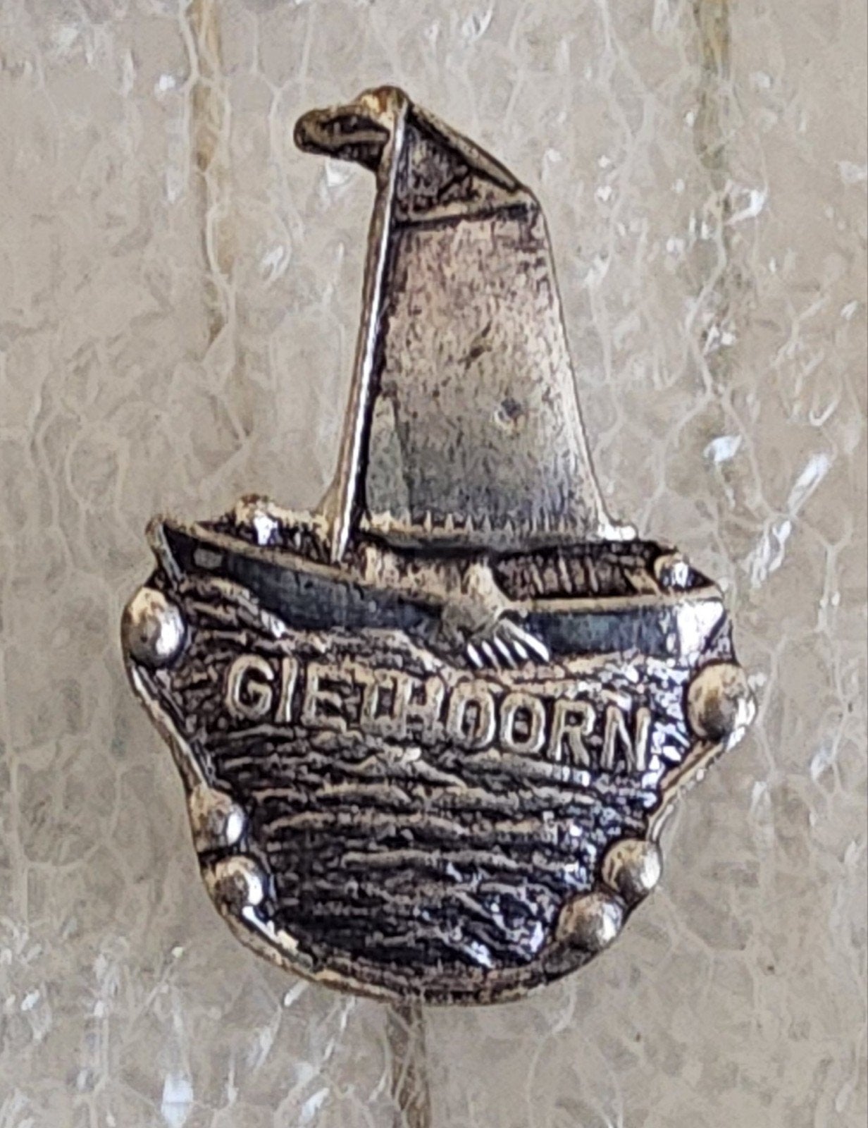 Vintage Speldje Giethoorn Bootje, Ophalen of Verzenden, Gebruikt, Overige onderwerpen, Speldje of Pin