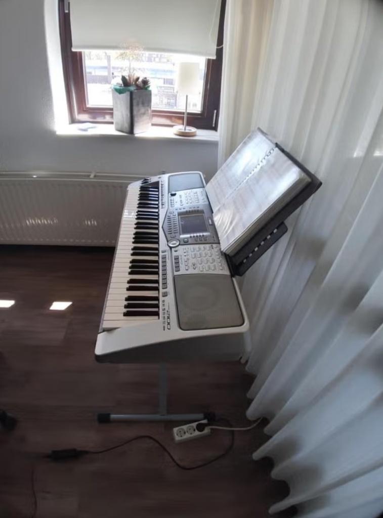Veelzijdige Yamaha PSR 2100 keyboard te koop ZGAN, Muziek en Instrumenten, Keyboards, Zo goed als nieuw, 61 toetsen, Yamaha, Met standaard