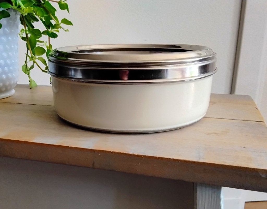 Vintage koektrommel crème - koekjestrommel - voorraadtrommel, Voorraadpot, Ophalen of Verzenden, Gebruikt, Metaal