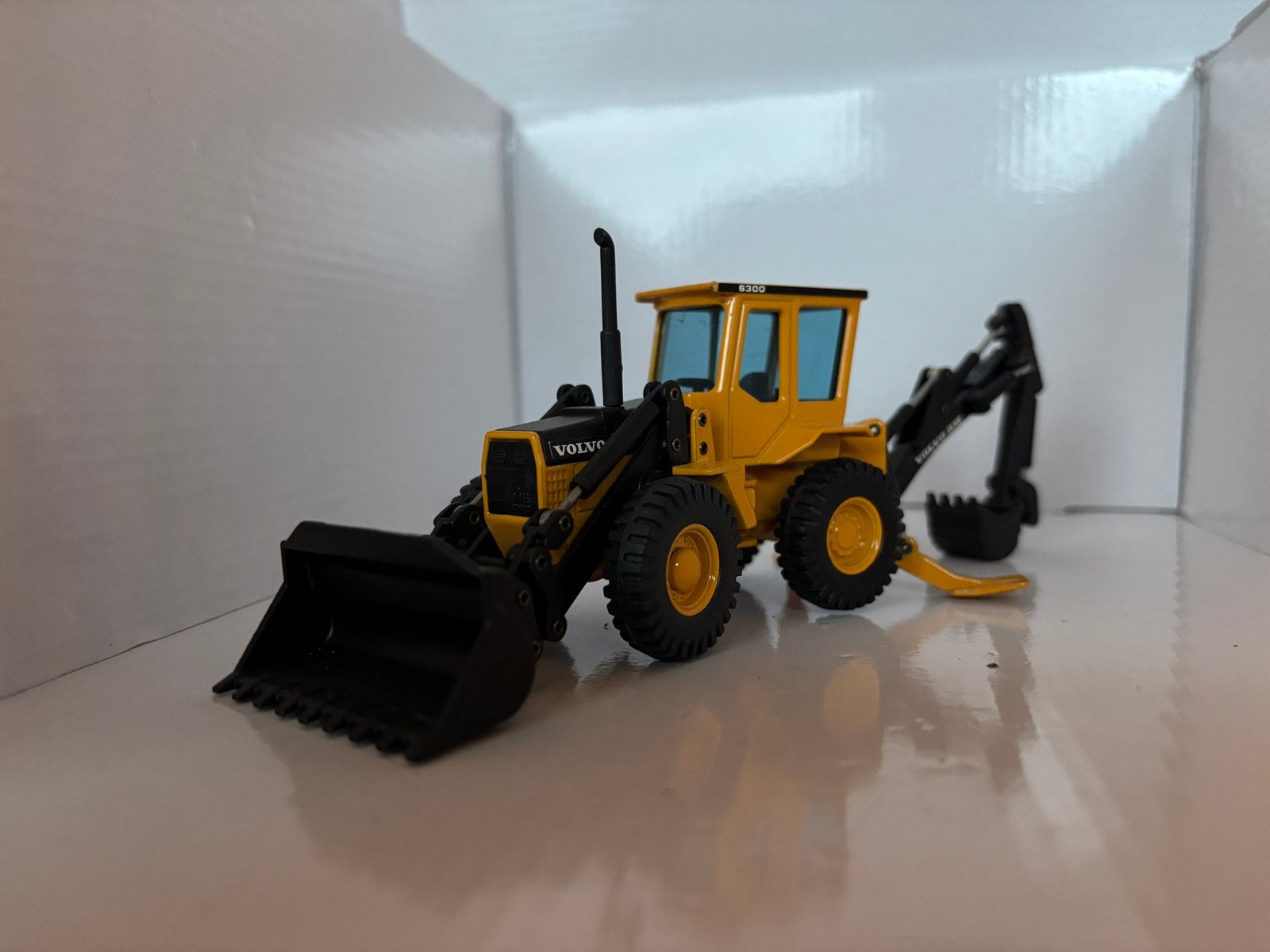 Joal schaalmodel 1:50 Volvo BM 6300 trekker/graaf/schuif, Hobby en Vrije tijd, Ophalen of Verzenden, Zo goed als nieuw, Tractor of Landbouw