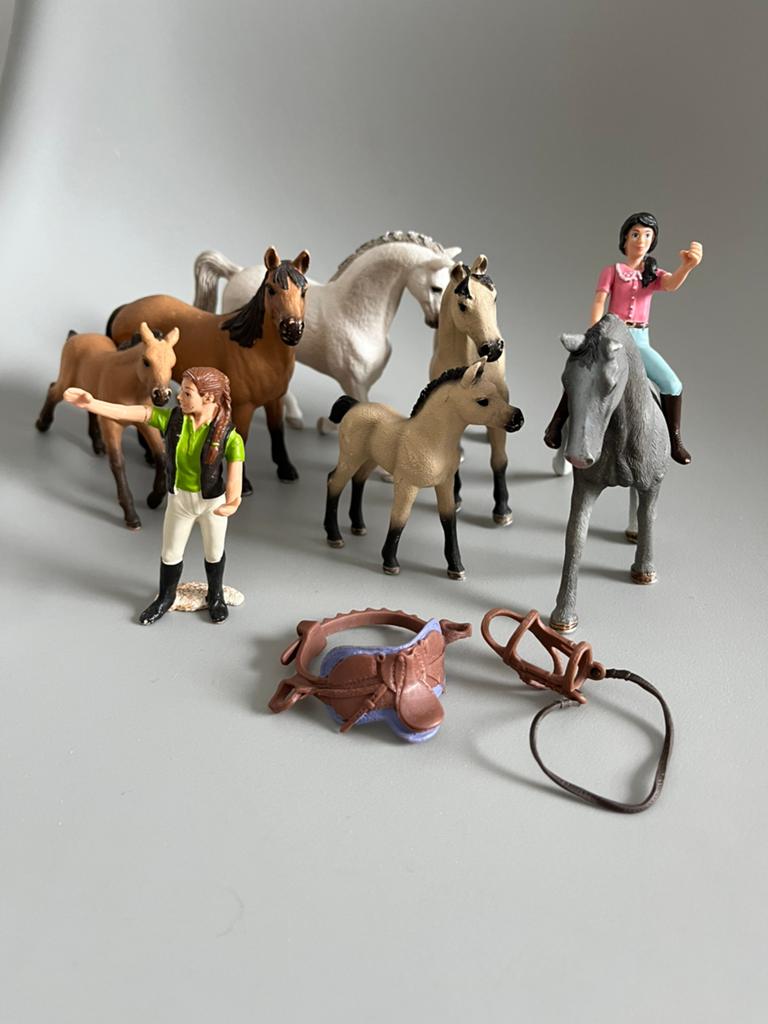 Schleich paardenset met 6 paarden, ruiter, zadel en halster, Ophalen of Verzenden, Gebruikt