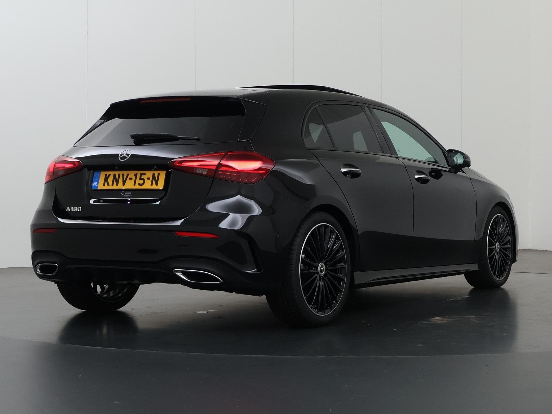 Mercedes-Benz A-klasse 180 Business Solution AMG | Panoramas, Auto's, Dealer onderhouden, 136 pk, 4 cilinders, Zwart