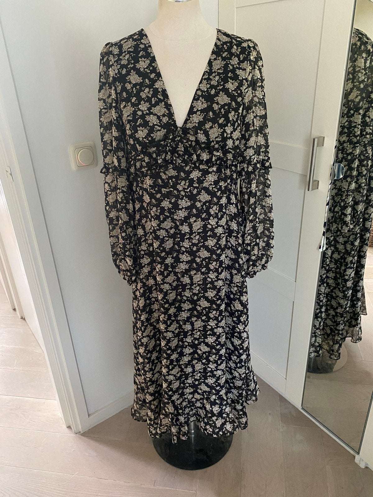 Zara bloemenjurk zwart met beige bloemen maat XL, Zwart, Maat 46/48 (XL) of groter, Ophalen of Verzenden, Zo goed als nieuw