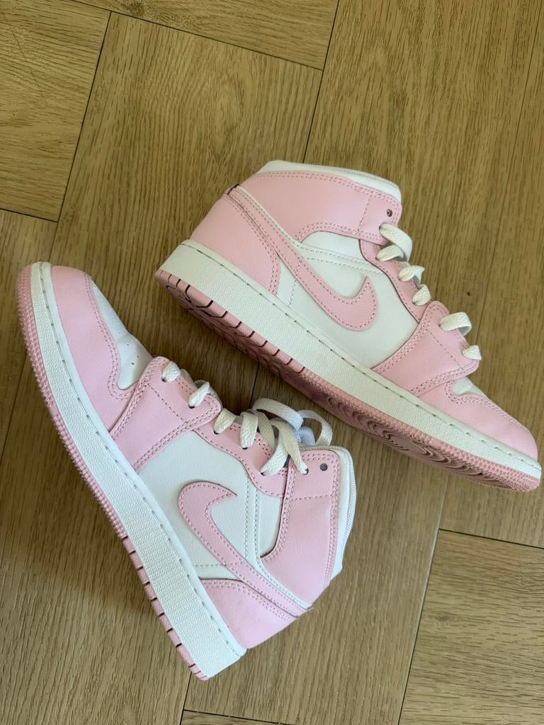 Nike Air Jordan 1 mid Pink, Kleding | Dames, Schoenen, Ophalen of Verzenden, Zo goed als nieuw, Roze, Sneakers of Gympen