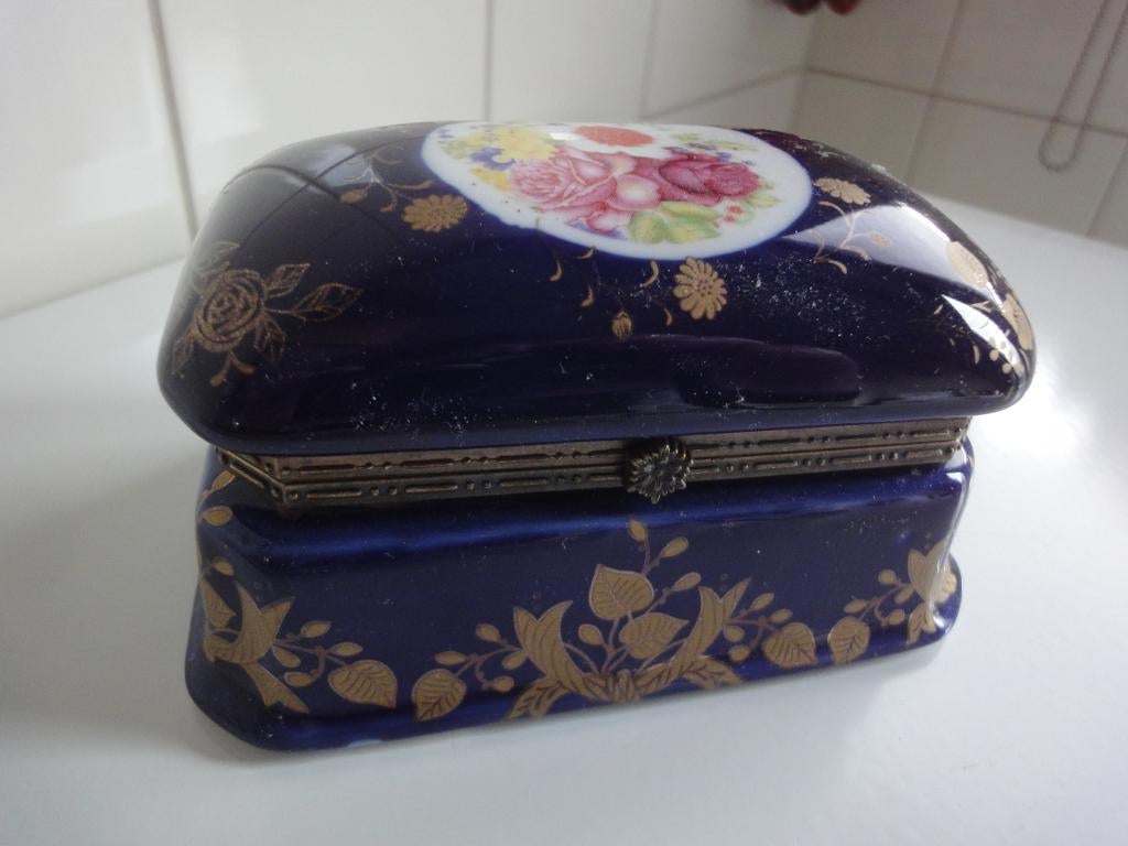 Schattig doosje porselein met mooie sluiting, ringendoosje, Antiek en Kunst, Ophalen of Verzenden