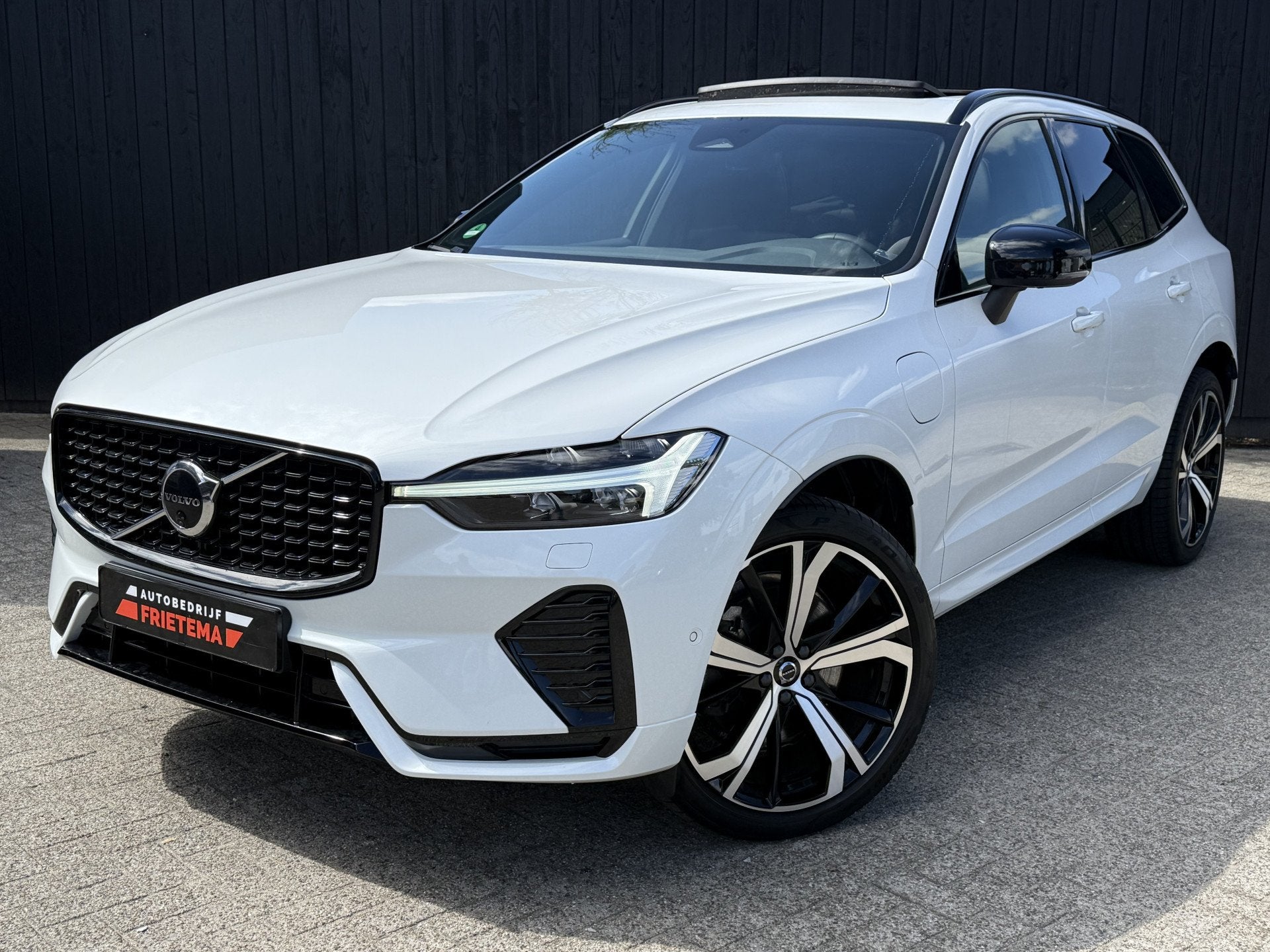 Volvo XC60 2.0 T6 Plug-in hybrid AWD Plus Dark (bj 2023), Auto's, Automaat, Gebruikt, 4 cilinders, Leder en Stof