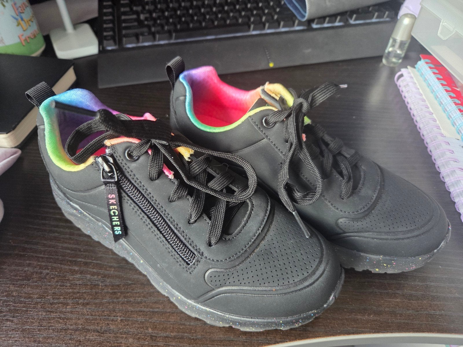 Skechers sneakers zwart met regenboog accenten, maat 36, Kleding | Dames, Zwart, Ophalen of Verzenden, Sneakers of Gympen, Nieuw