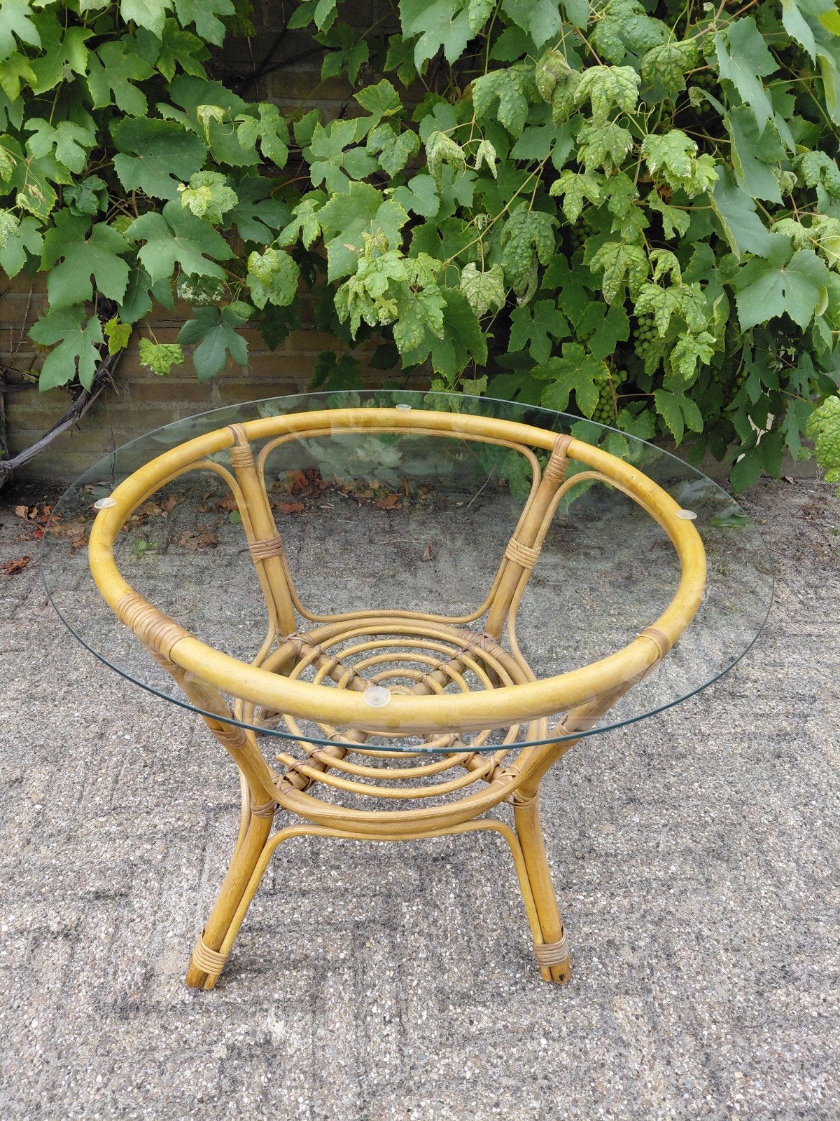 Retro vintage rotan tafeltje met glazen blad, Gebruikt, Rond, 55 tot 75 cm, Glas