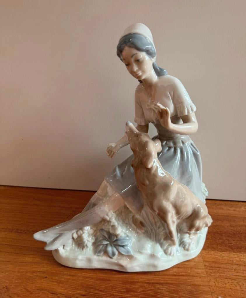 A Nao by Lladro "Girl with Puppy Dog" porcelain figurine, Antiek en Kunst, Antiek | Porselein, Ophalen of Verzenden