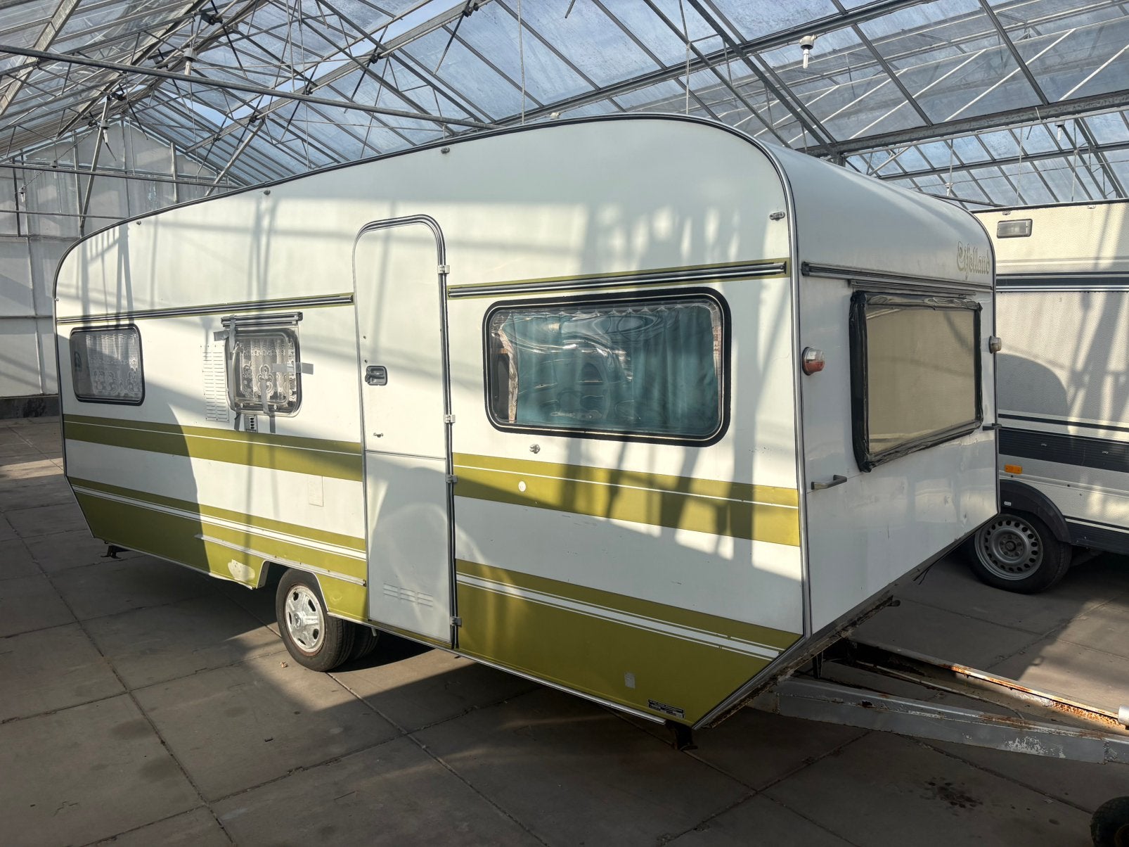 Vintage caravan met 8 slaapplaatsen, Particulier, 500 - 750 kg, Rondzit