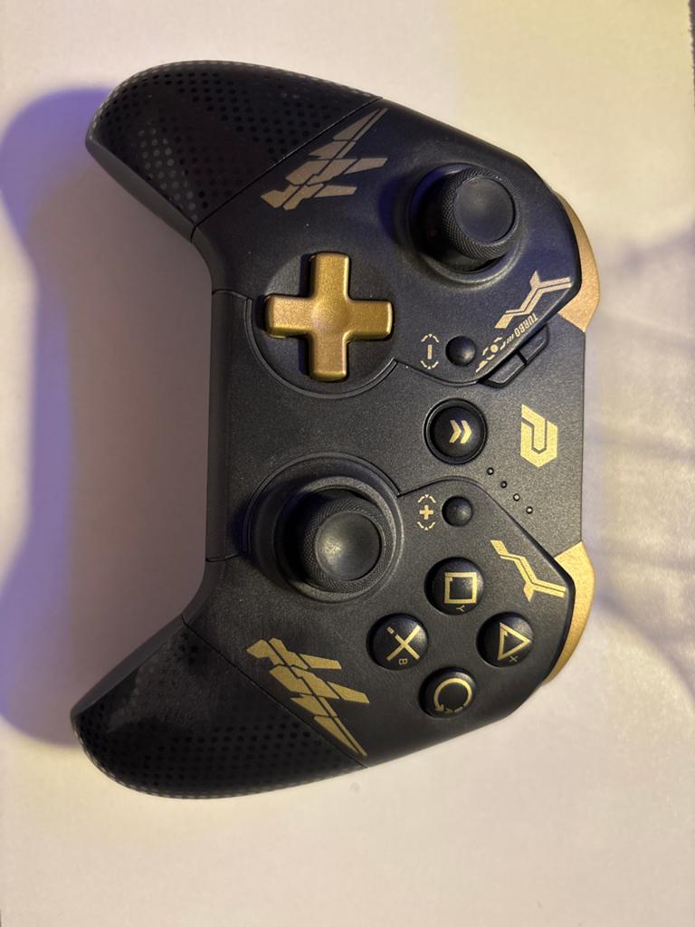 Playcool Pro Controller - Zwart/Goud -(af en toe stickdrift), Ophalen of Verzenden, Zo goed als nieuw, Met 1 controller, Switch Original