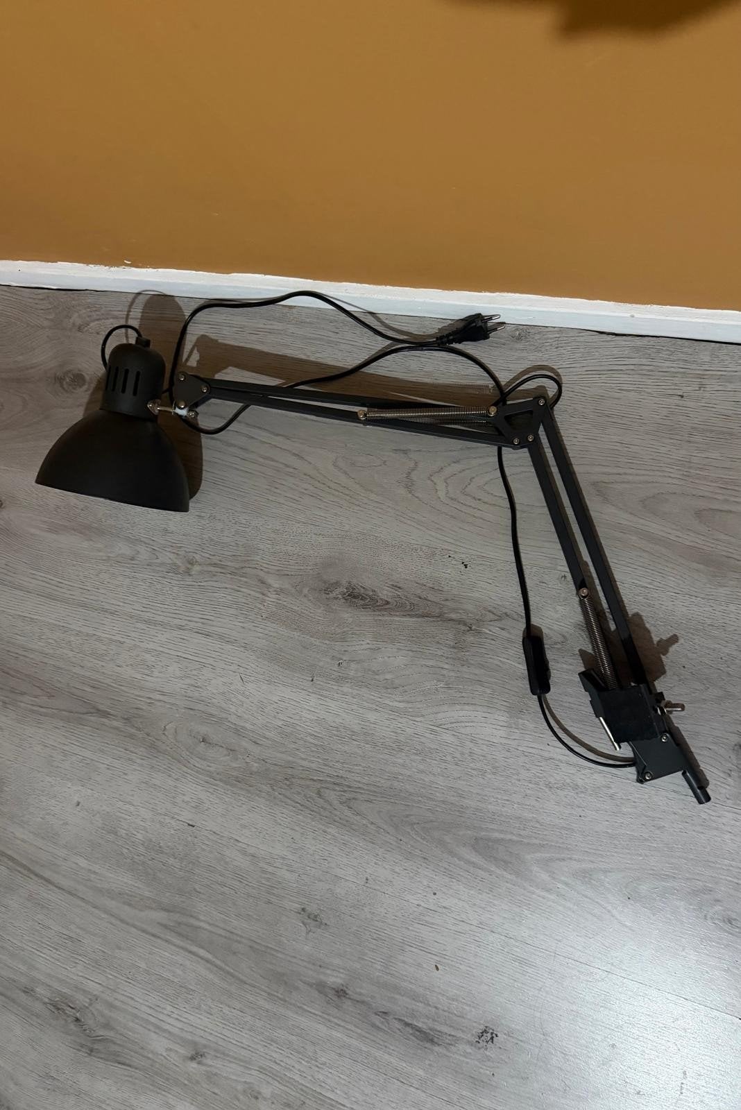 Zwarte verstelbare bureaulamp met klembevestiging, Ophalen