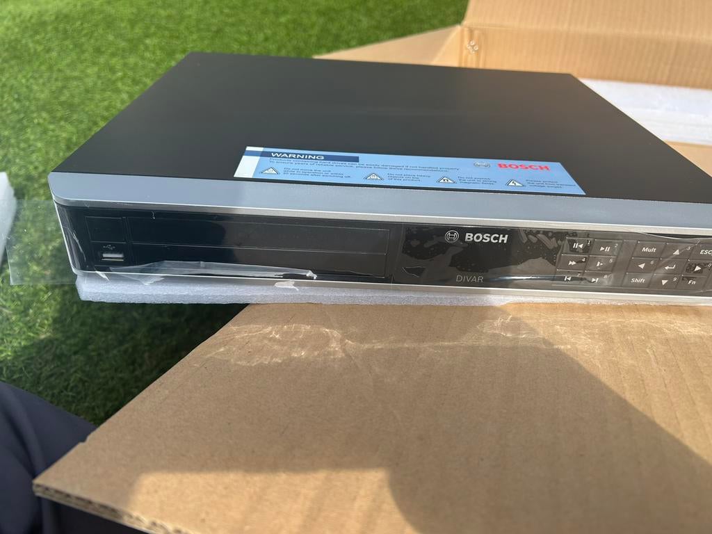 Bosch DIVAR Network 3000 NVR 32CH / 16 PoE NIEUW 2TB, Ophalen of Verzenden, Nieuw