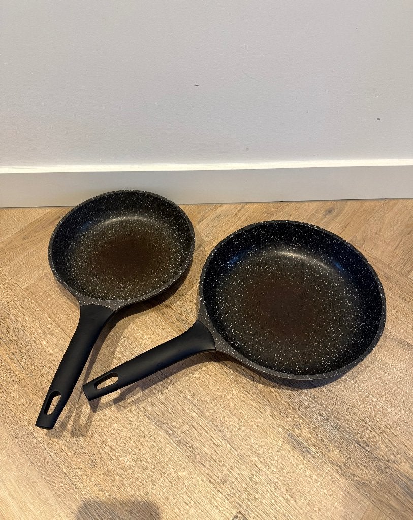 Gebruik 2x Sola koekenpan 24cm en 28cm inductie set, Huis en Inrichting, Keuken | Potten en Pannen, Koekenpan, Gebruikt, Ophalen of Verzenden