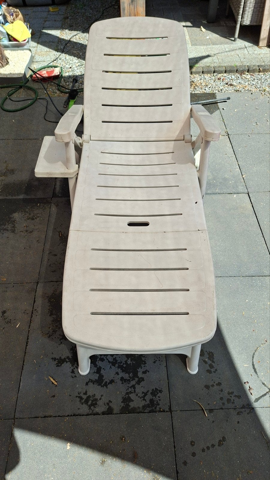 Witte Flair ligstoel met kussen en zijtafel, Tuin en Terras, Ligbedden, Ophalen, Gebruikt, Kunststof, Verstelbaar