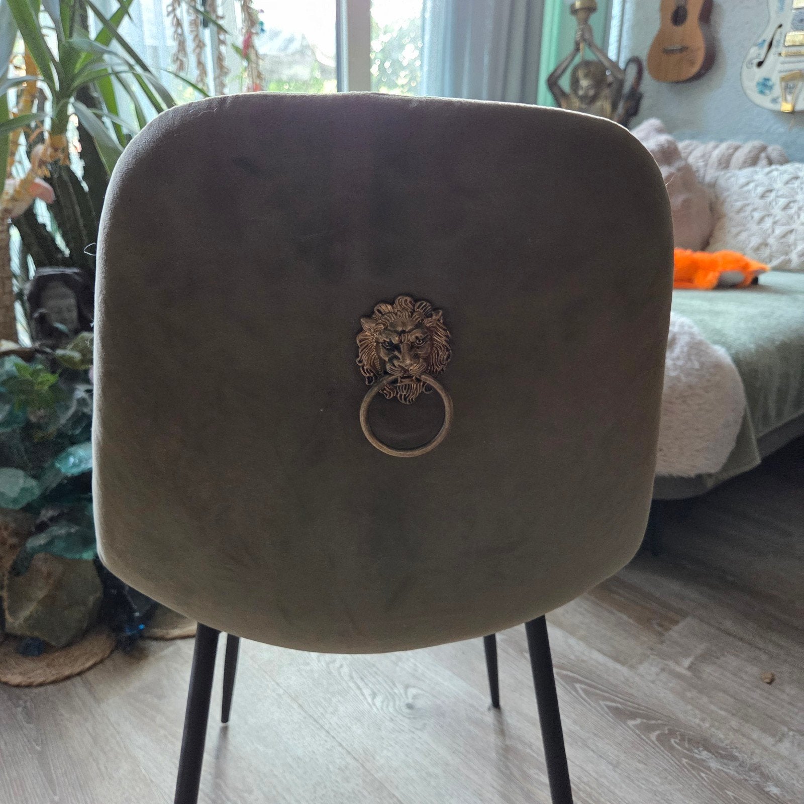 Groene fluwelen eetkamerstoel met leeuwenkop, Huis en Inrichting, Stoelen, Ophalen, Gebruikt, Overige kleuren, Stof