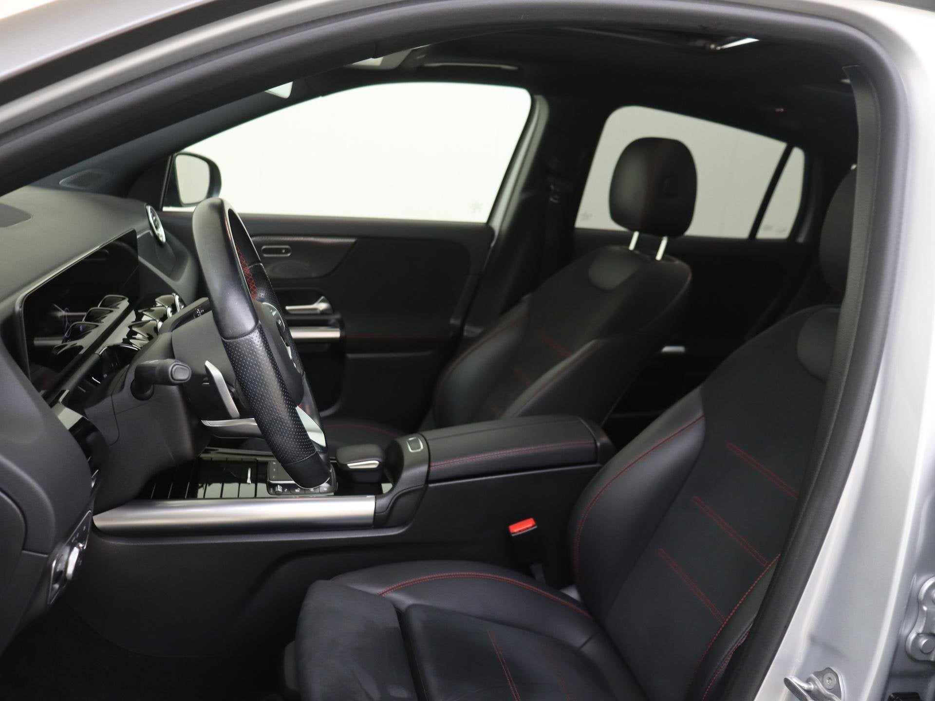 Mercedes-Benz GLA-klasse 250 e AMG Line MANUFAKTUR Berggrijs, Auto's, Dealer onderhouden, 4 cilinders, 16 kWh, Leder en Stof