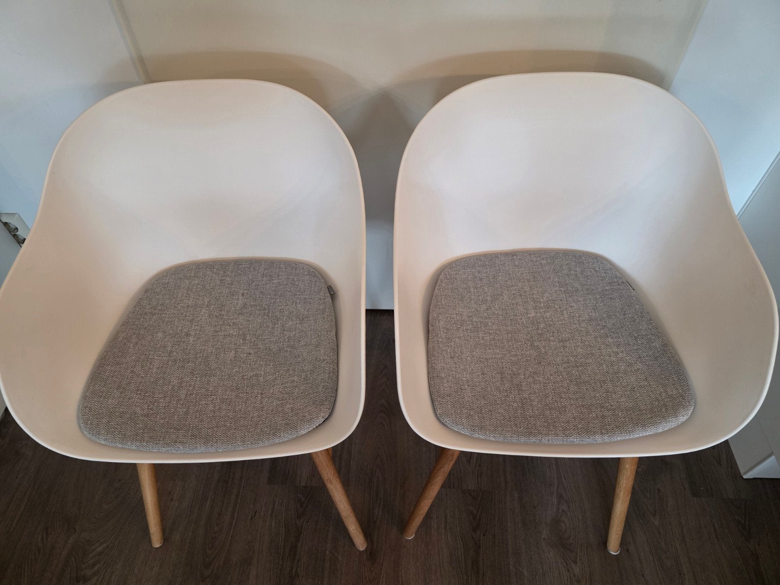 Twee witte eetkamerstoelen met kussens, Twee, Wit, Zo goed als nieuw, Ophalen