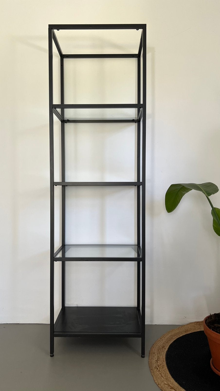 Stellingkast / vitrinekast zwart staal met glas IKEA, Huis en Inrichting, Ophalen, Gebruikt