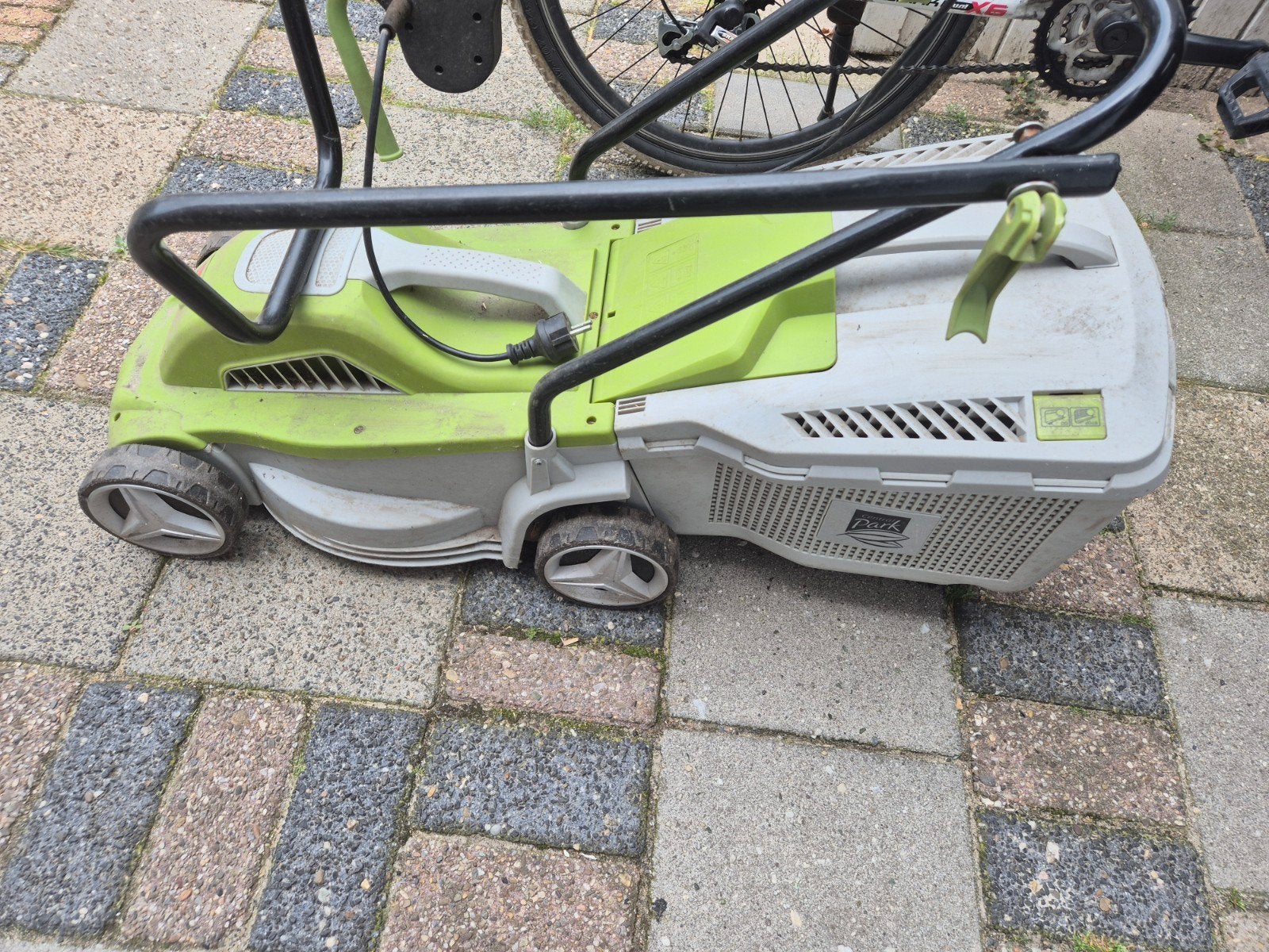 Grasmaaier werkt goed gebruikt voor 16 m2 grasveldje, Ophalen, Cirkelmaaier, Central Park (Praxis), Gebruikt