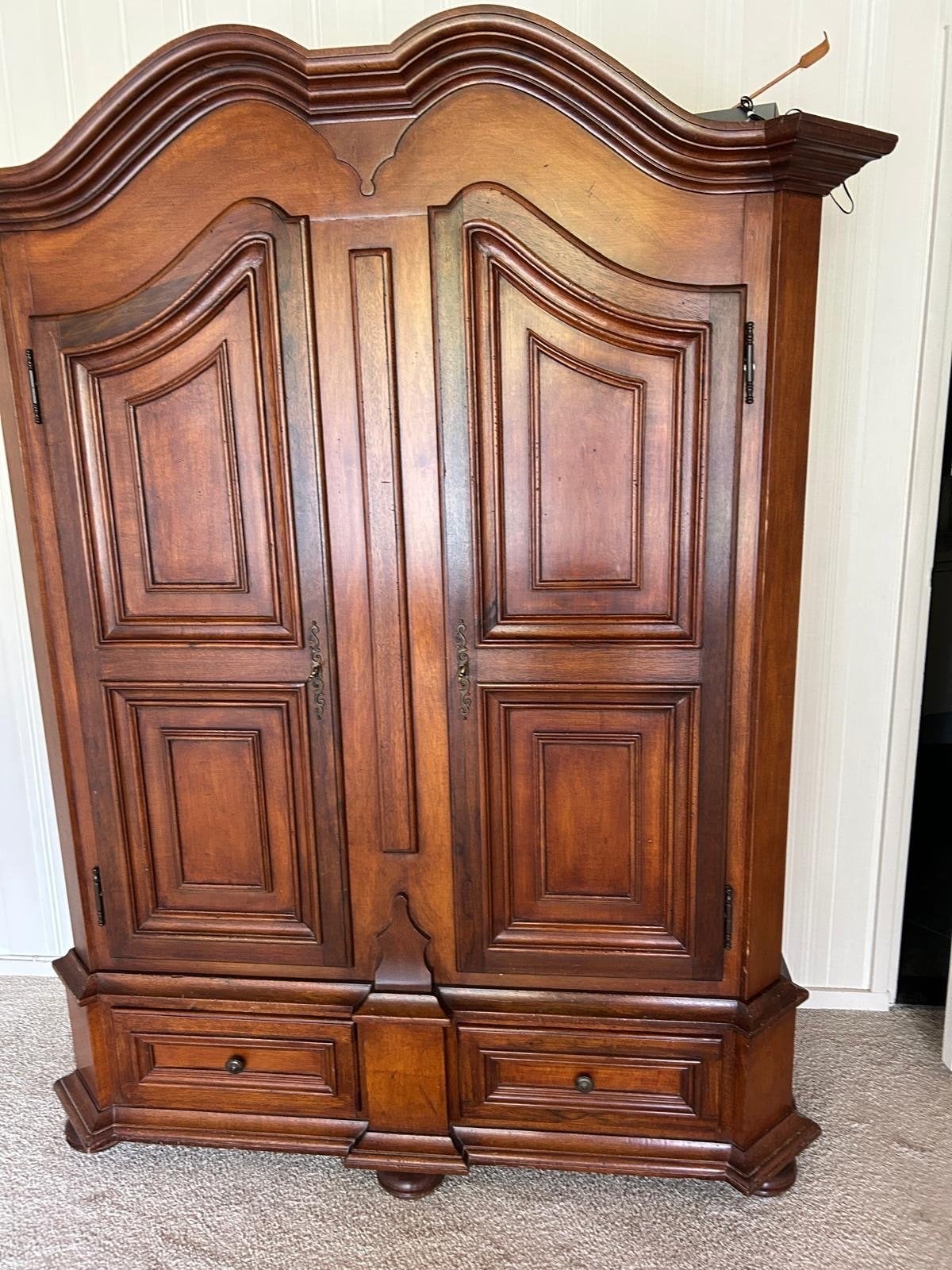 Antieke houten kast met sierlijke details, Ophalen