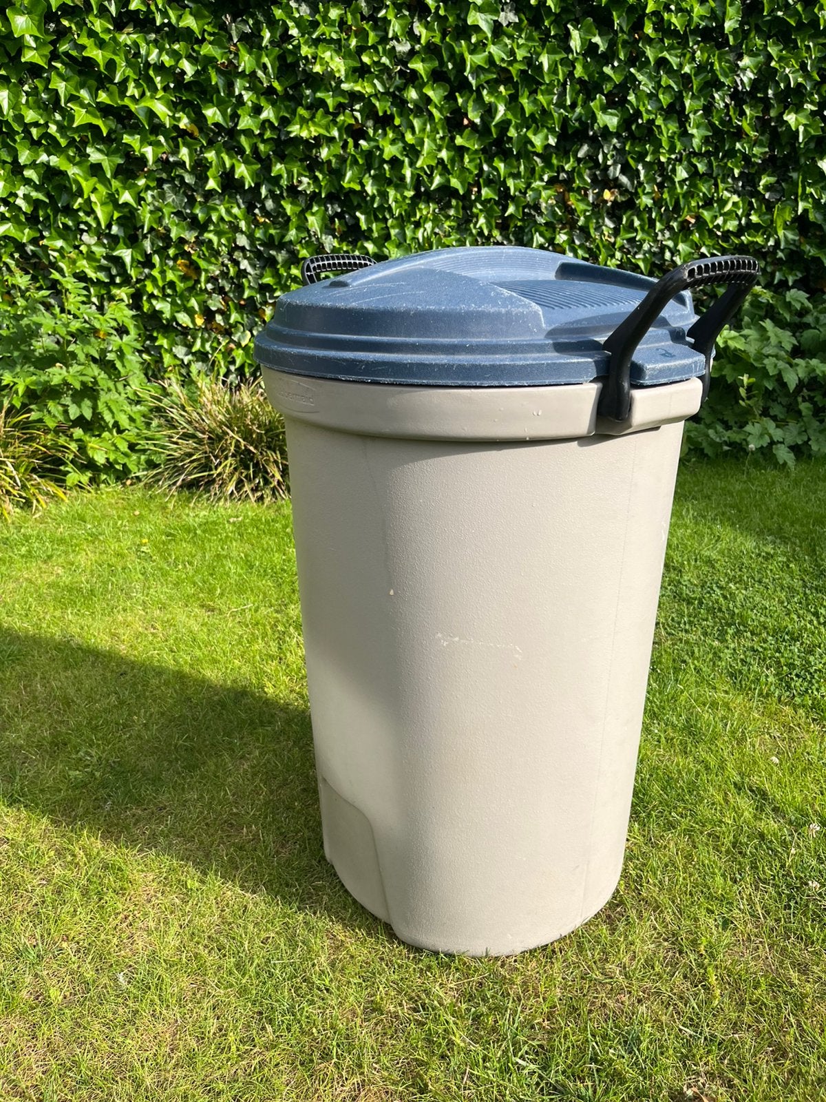Rubbermaid Roughneck Opbergton 133L met afsluitbaar deksel, Huis en Inrichting, 40 liter of meer, Ophalen, Gebruikt, Kunststof