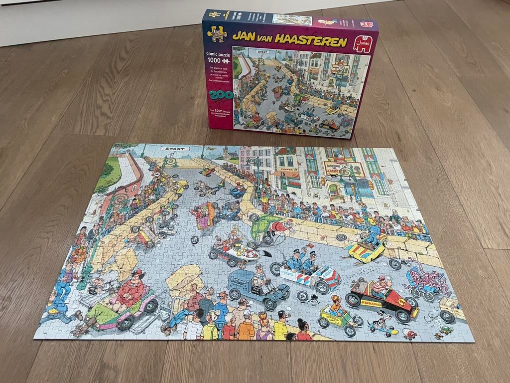 Jan van Haasteren puzzel 1000 stukjes “de zeepkistenrace”, Ophalen of Verzenden, 500 t/m 1500 stukjes, Zo goed als nieuw, Legpuzzel