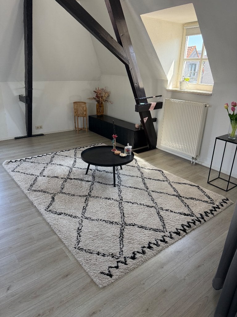 Zwart/wit hoogpolig vloerkleed, Huis en Inrichting, Stoffering | Tapijten en Kleden, Ophalen, Gebruikt, 200 cm of meer, 200 cm of meer