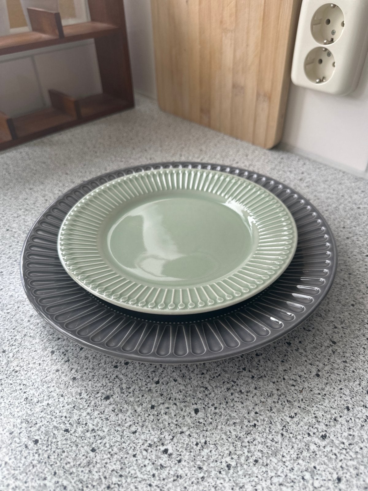 IKEA Bordenset: 8x groen, 8x grijs (klein & groot), Huis en Inrichting, Keuken | Servies, Ophalen of Verzenden, Zo goed als nieuw