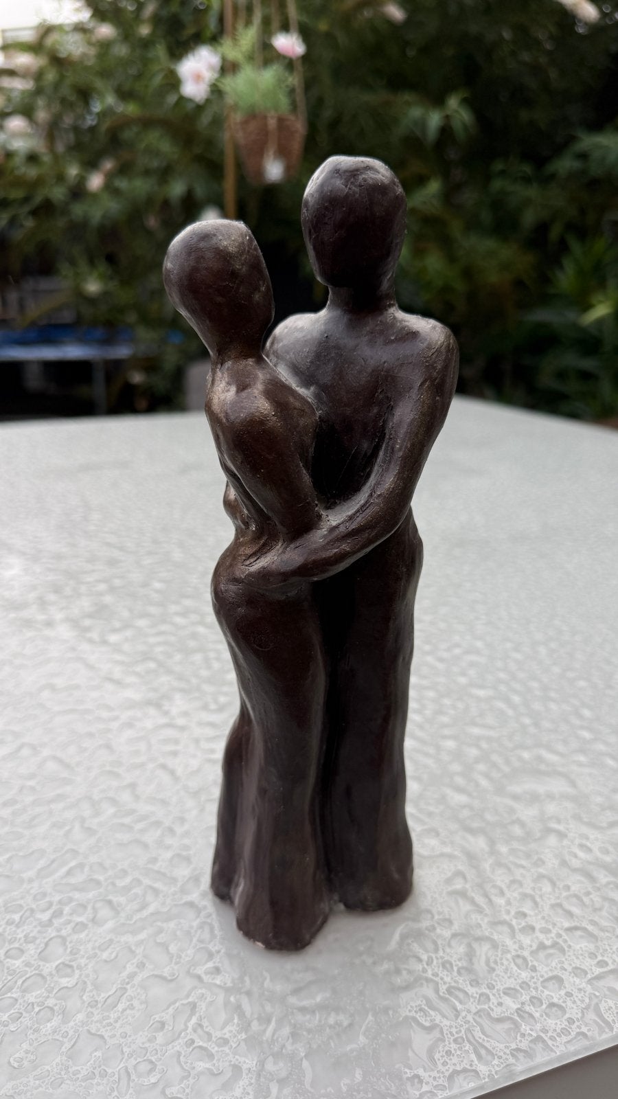 Abstract bronzen beeld van omhelzend paar, Groep mensen, Ophalen of Verzenden, 20 - 50 cm, Beeld