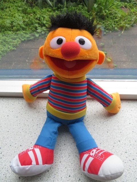 Sesamstraat Ernie uit 2021 + sneakers Sesame Workshop, Gebruikt, Overige typen, Wasbaar, Ophalen of Verzenden